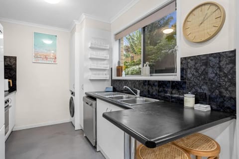 Holiday on Hedges - Simple Beachside Comforts Condo in Mermaid Beach