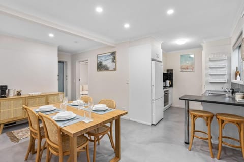 Holiday on Hedges - Simple Beachside Comforts Condo in Mermaid Beach