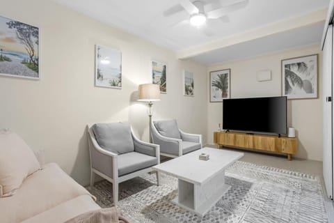 Holiday on Hedges - Simple Beachside Comforts Condo in Mermaid Beach