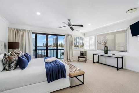 Riverfront Radiance - Experience Gold Coast Grandeur House in Surfers Paradise