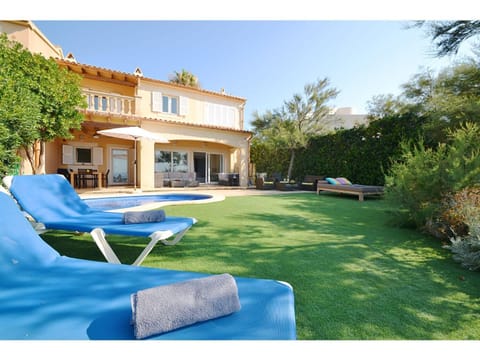 Fun connected holiday home just 200m from wide sandy beach on Mallorca Casa in Colònia de Sant Pere