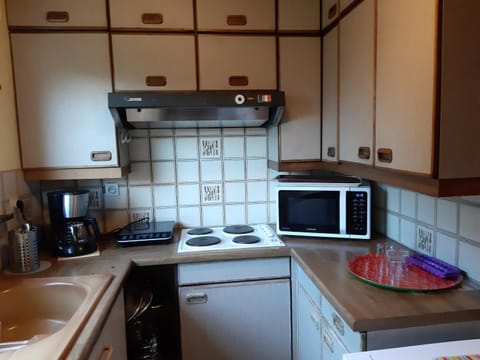 Kitchen or kitchenette, minibar, stove