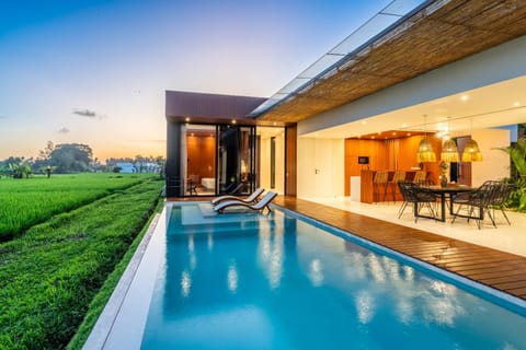 Property building, Garden, Garden view, Pool view, Swimming pool, Sunset, sunbed