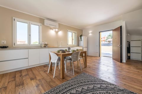 Kitchen or kitchenette, Seating area, Dining area