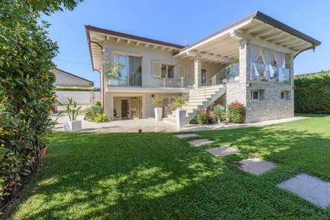 Villa Fiumetto Chalet in Forte dei Marmi