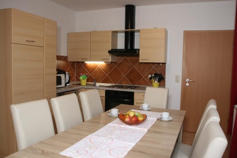 Kitchen or kitchenette, Dining area, minibar, stove