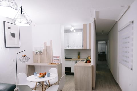 Kitchen or kitchenette, Dining area