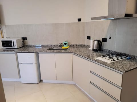 Kitchen or kitchenette, minibar, oven, stove