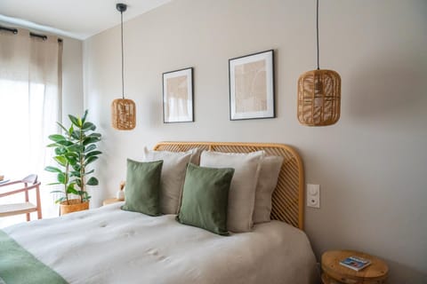 Bed, Photo of the whole room, Decorative detail, Bedroom