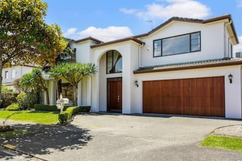 Northpark Getaway with patio area House in Auckland