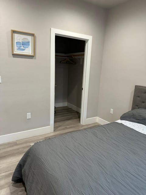 PRIVATE ROOM IN NEW APPARTMENT WITH FULL BATH Hostel in San Fernando Valley