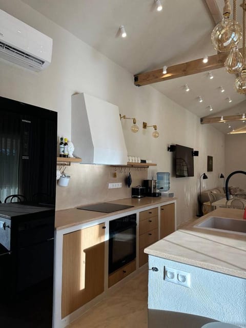 TV and multimedia, Kitchen or kitchenette, Living room, Dining area, fireplace, minibar, pet friendly, air conditioner