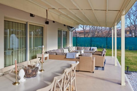 Patio, Spring, Day, Garden, View (from property/room), Balcony/Terrace, Seating area, Dining area, Garden view