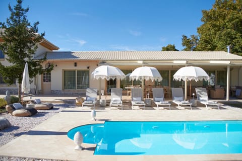 Property building, Patio, Spring, Day, Garden, Garden view, Pool view, Swimming pool, Swimming pool, Swimming pool, sunbed