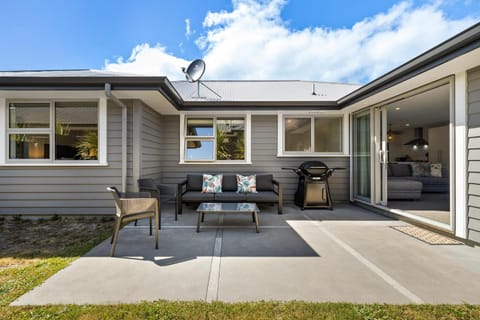 Remarkable Mountain View - 4 Bedroom Home House in Queenstown