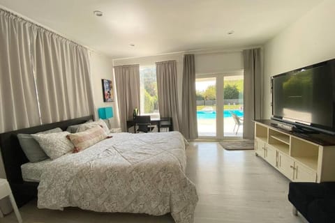 Hollywood Dream pool and Jacuzzi home & king beds Maison in North Hollywood