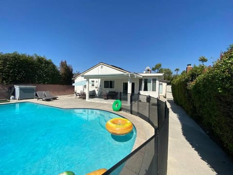 Hollywood Dream pool and Jacuzzi home & king beds Haus in North Hollywood