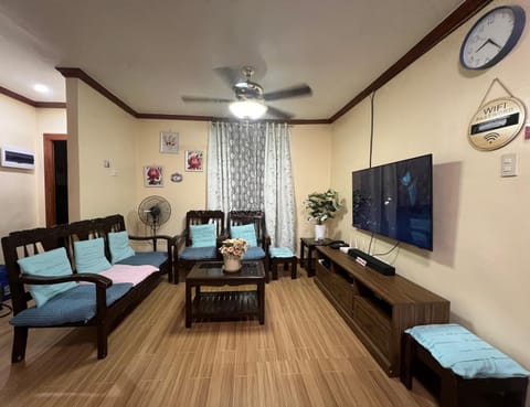 TV and multimedia, Living room, Seating area, Evening entertainment