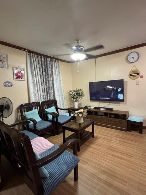 TV and multimedia, Living room, Seating area, Evening entertainment