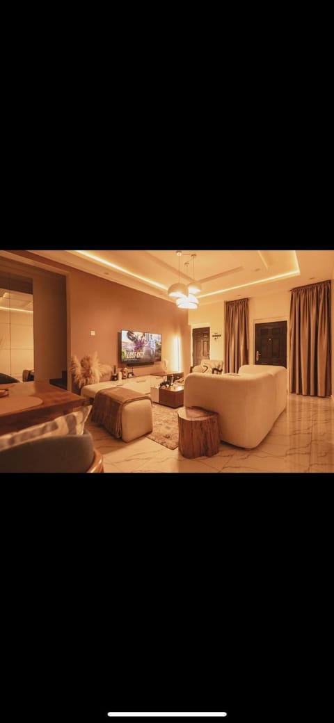 Premium 2-Bedroom Oasis with Starlink Condo in Lagos