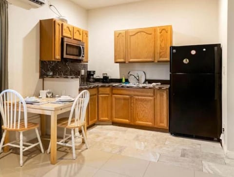 Garden View Guest Unit single bed ,kitchennate insuit full Bathroom Casa in Woodland Hills