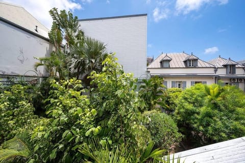 ANGELIE - Appartement 2 pièces - 2 personnes - Situé dans le Carré d'Or de St-Denis, dans une résidence au calme, à côté du Carré Cathédrale, quartier le plus animé et recherché avec ses bars et restaurants - avec parking privé Apartment in Saint-Denis