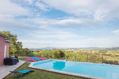 Villa piscine à débordement vue sur le Ventoux Chalet in Rochefort-du-Gard