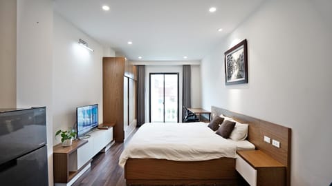 Bed, TV and multimedia, Bedroom