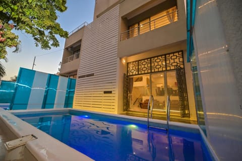 Property building, Day, Pool view, Swimming pool