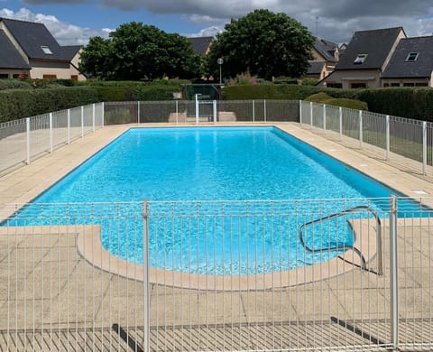 Perle Beach, Petite maison située en bord de plage, piscine. Haus in Clohars-Carnoët