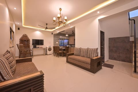 Communal lounge/ TV room, TV and multimedia, Living room, Seating area, Evening entertainment