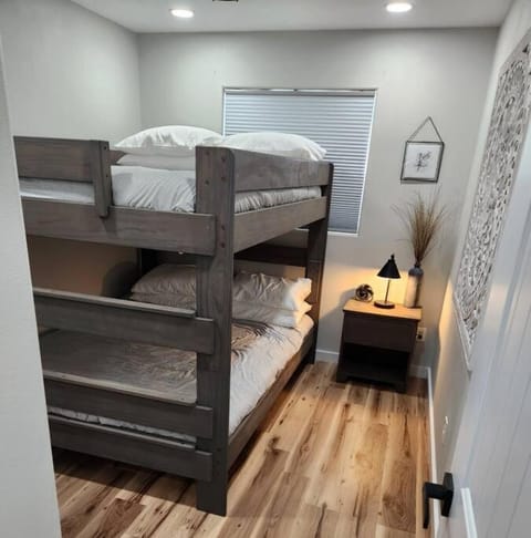 Bedroom, bunk bed