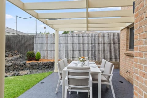 'Pineview Escape' Generous Comfort for Families House in Wollongong