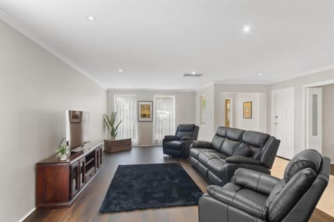 'Pineview Escape' Generous Comfort for Families House in Wollongong