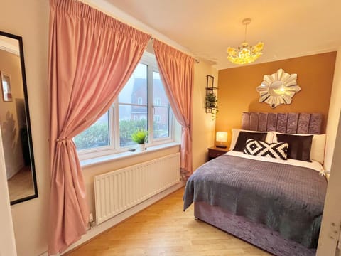 Payler House Sheffield-WiFi -Large Parking Space-cozy 4 bedrooms House in Sheffield