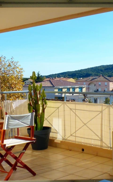 65 m family cocoon with furnished balcony Condo in Sanary-sur-Mer
