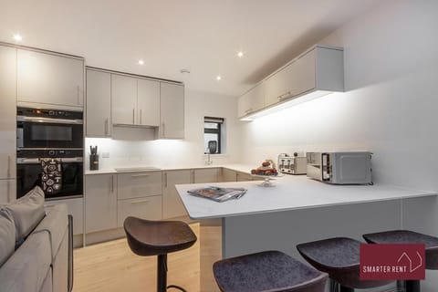 Wokingham - 2 Bedroom - Refurbished 1st Floor Flat Condo in Wokingham