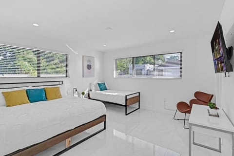 Modern Home, Heated Pool Hot-Tub, 12min to Ocean Villa in North Miami Beach
