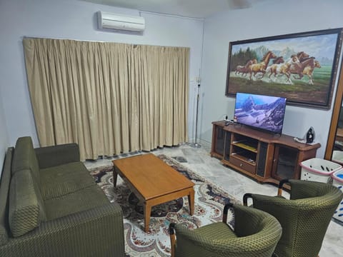 Communal lounge/ TV room, TV and multimedia, Living room, Seating area, air conditioner