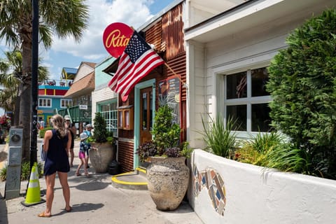 The Folly Feeling 1 Block to Beach Apartment in Folly Beach