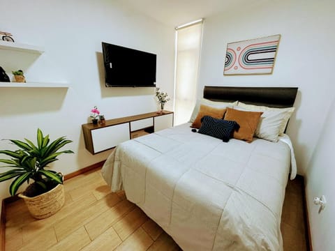 Bed, TV and multimedia, Photo of the whole room, Bedroom