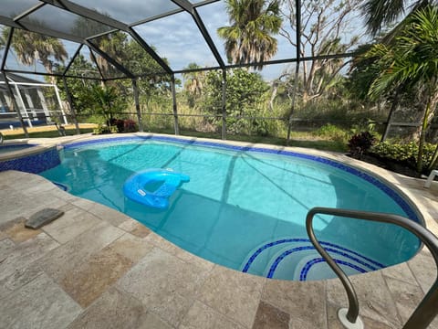 Beach Oasis - Heated Pool/SPA House in Estero Island