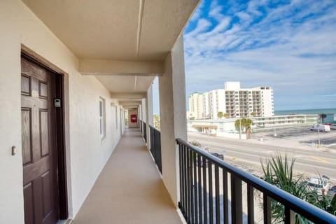 Kings Oasis Oceanview Pool BBQ Grill Condo in South Daytona