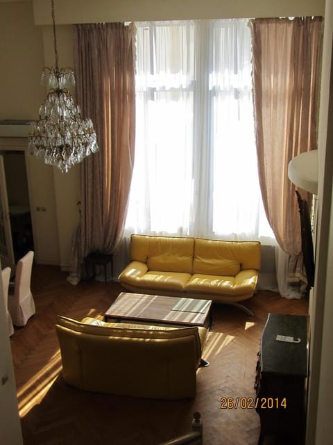 Day, Living room, Seating area