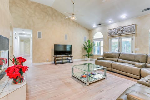 Bright Clovis Home with Billiards and Private Pool! Haus in Clovis