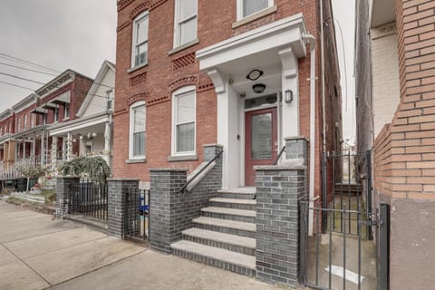 Comfy Bayonne Townhome about 11 Mi to NYC Attractions House in Bayonne