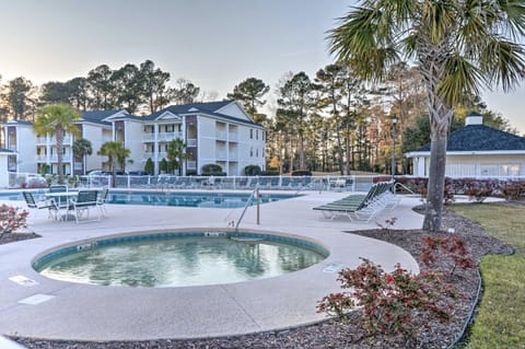 Myrtle Beach Condo with Balcony and Community Pool! Appartement in Carolina Forest