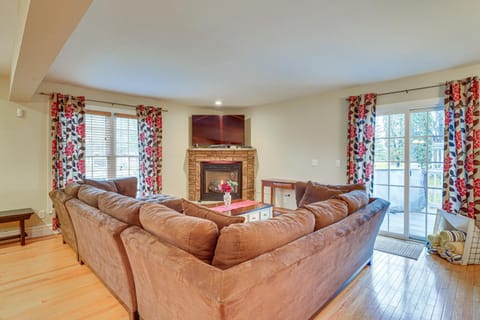 Ellicottville Townhome with Hot Tub about 2 Mi to Skiing Haus in Cattaraugus
