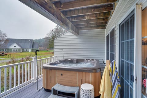 Ellicottville Townhome with Hot Tub about 2 Mi to Skiing Casa in Cattaraugus