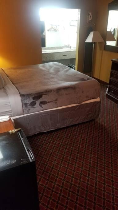 OSU King Bed Hotel Room 127 Hot Tub Condo in Stillwater